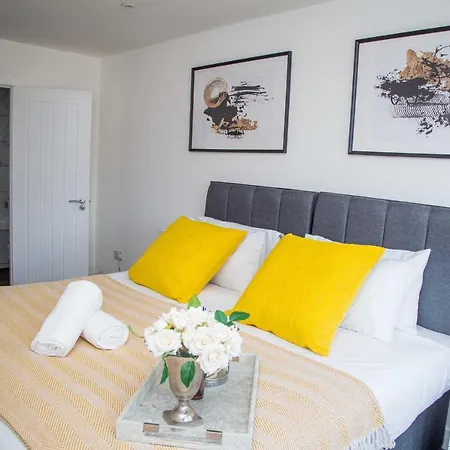 Bridge Court: Luxury Canal-view With Parking Apartment Birmingham