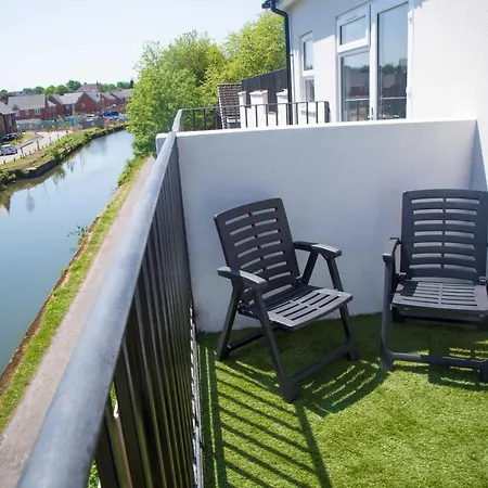 Bridge Court: Luxury Canal-view With Parking Birmingham