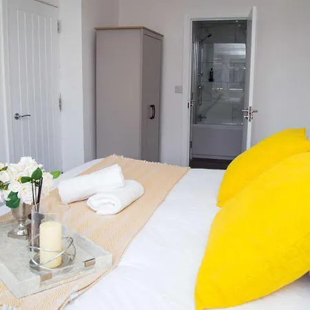 Bridge Court: Luxury Canal-view With Parking Apartment Birmingham