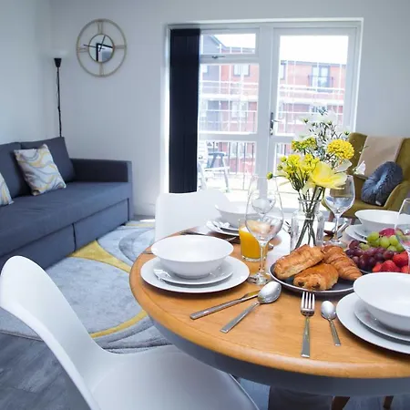 Apartment Bridge Court: Luxury Canal-view With Parking