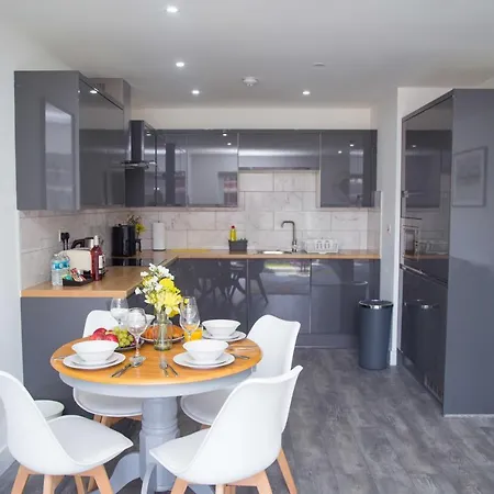 Bridge Court: Luxury Canal-view With Parking *