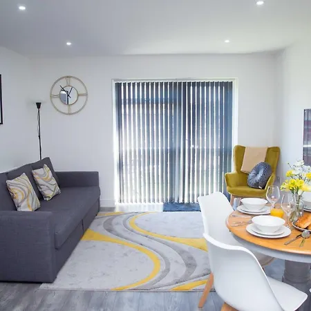 Apartment Bridge Court: Luxury Canal-view With Parking
