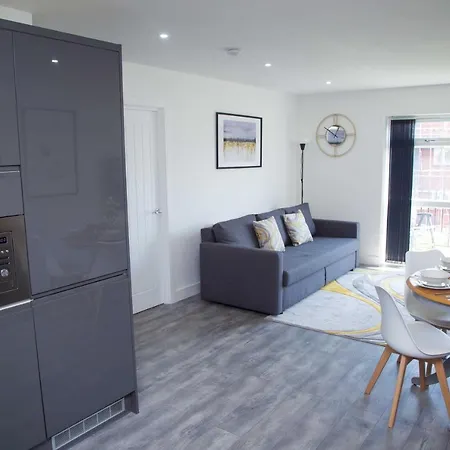 Bridge Court: Luxury Canal-view With Parking Birmingham
