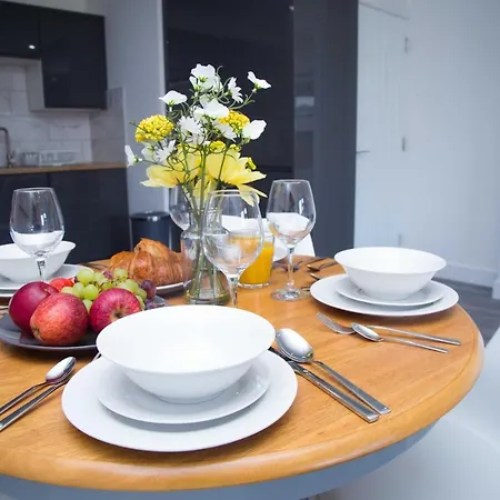 Bridge Court: Luxury Canal-view With Parking Birmingham