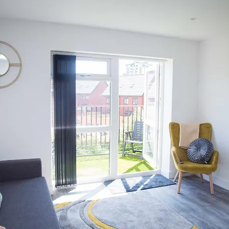 Bridge Court: Luxury Canal-view With Parking *