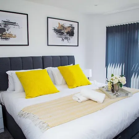 Bridge Court: Luxury Canal-view With Parking Birmingham