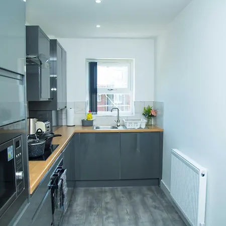 Bridge Court: Luxury Canal-view With Parking Apartment