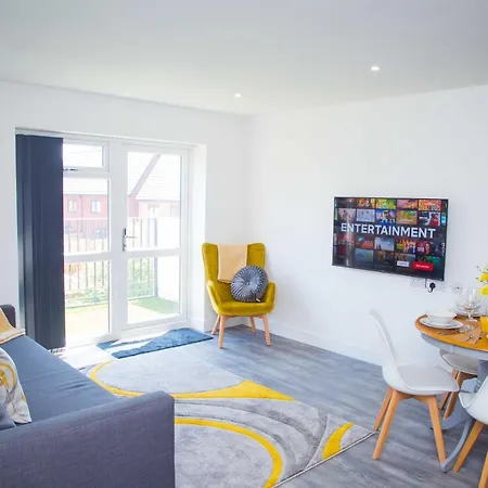 Bridge Court: Luxury Canal-view With Parking