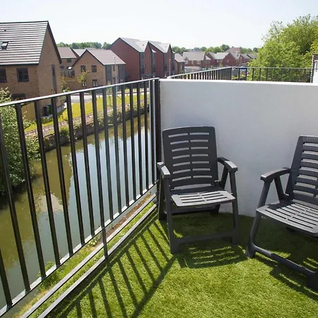 Apartment Bridge Court: Luxury Canal-view With Parking *