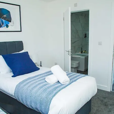 Apartment Bridge Court: Luxury Canal-view With Parking