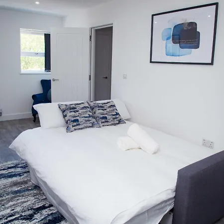 Apartment Bridge Court: Luxury Canal-view With Parking