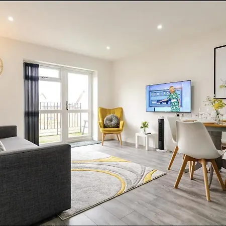 Bridge Court: Luxury Canal-view With Parking