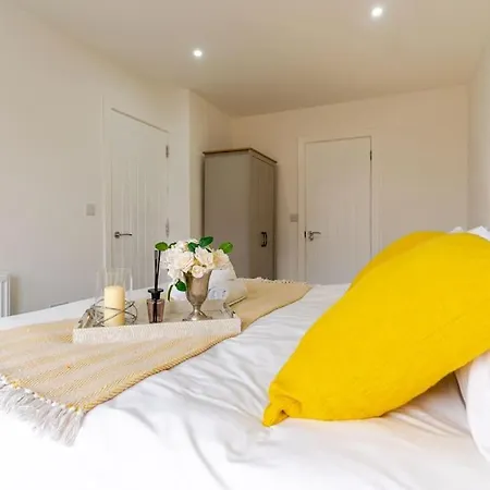 Bridge Court: Luxury Canal-view With Parking Apartment *