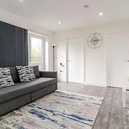 Bridge Court: Luxury Canal-view With Parking Apartment