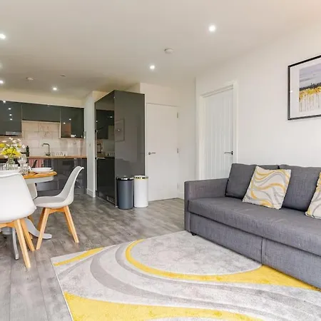 Apartment Bridge Court: Luxury Canal-view With Parking