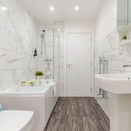 Bridge Court: Luxury Canal-view With Parking Apartment *