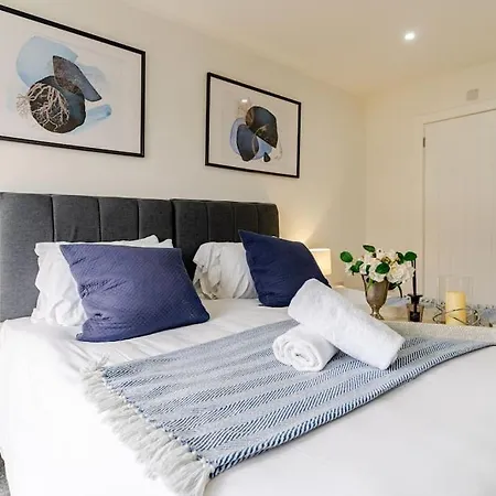 Bridge Court: Luxury Canal-view With Parking