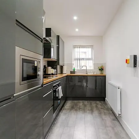 Bridge Court: Luxury Canal-view With Parking