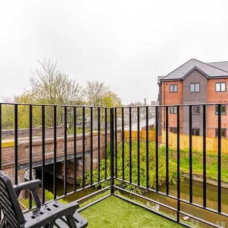 Apartment Bridge Court: Luxury Canal-view With Parking