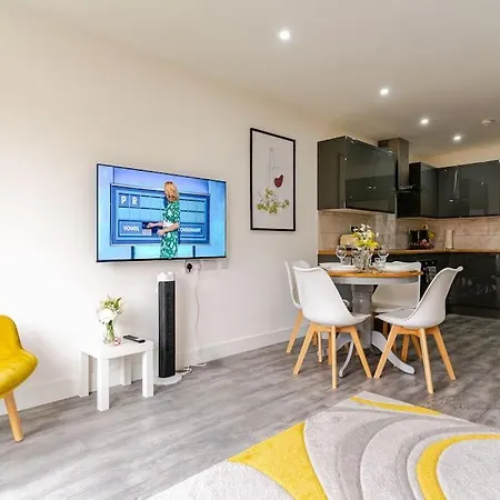 Bridge Court: Luxury Canal-view With Parking Apartment *