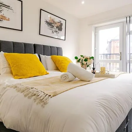 Bridge Court: Luxury Canal-view With Parking